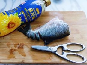 再把鱼尾巴剪掉，之后用锋利的食品剪刀，将鱼身剪出均匀的片装，如图。（用刀也可以，我个人喜欢用食品剪刀）