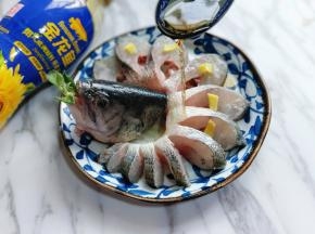 再加入料酒，撒上食用盐，腌制10分钟。