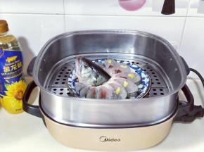 将腌制好的鲈鱼放入蒸锅中，蒸8分钟即可。（蒸鱼的时间要根据鱼的大小而增减）