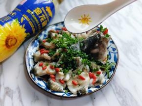 把烧热的金龙鱼葵花籽油淋在鱼表面即可。