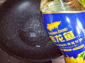 起油锅，加入#金龙鱼葵花籽油#烧热即可关火。金龙鱼葵花籽油色泽金黄，清明透亮，不油不腻，一日三餐选好用，金龙鱼葵花籽油最佳选择。