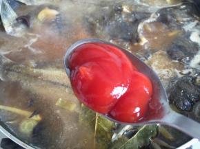 放入番茄沙司，大火烧开后转中火炖约半小时