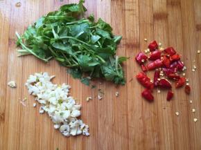 香菜切段，大蒜切末，干红辣椒切段