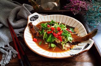 装盘撒香菜段、大蒜末、干红辣椒段食用