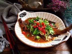 装盘撒香菜段、大蒜末、干红辣椒段食用