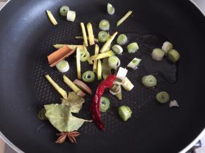 锅内放油烧热，放入配料爆香