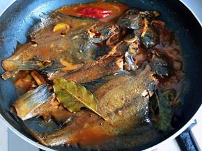 炖好的鱼收浓汤汁