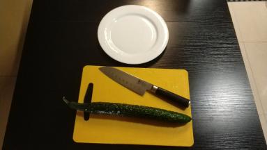 青瓜、刀、碟子