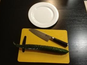 青瓜、刀、碟子