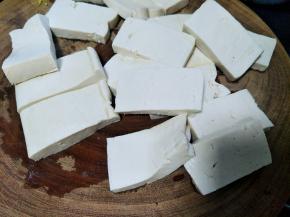 把老豆腐洗干净切块