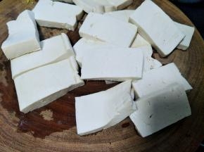 把老豆腐洗干净切块
