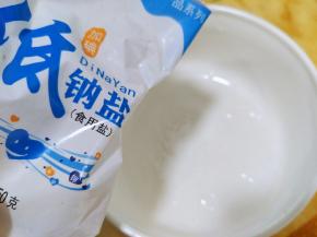 碗里放点盐，加点水，搅拌融化变盐水