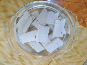 把切好的豆腐放入盐水里泡着，半个小时左右把！然后捞起沥干水分