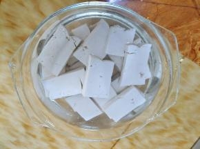 把切好的豆腐放入盐水里泡着，半个小时左右把！然后捞起沥干水分