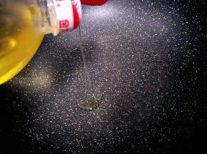 不粘锅放入适量的油