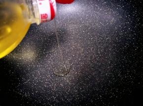 不粘锅放入适量的油