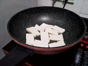 再放入老豆腐。记得倒油后就可以放豆腐，不用等油热。