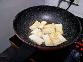 煎到一面觉得差不多好了，就可以翻面了