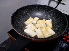 煎到一面觉得差不多好了，就可以翻面了