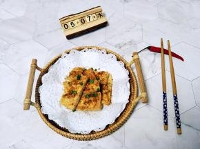 最后煎好沥干油放盘子，撒上干碟辣椒粉孜然粉葱花就搞定了！