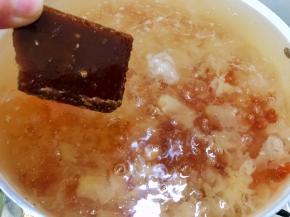 放入一块红糖炖10分钟