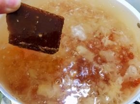 放入一块红糖炖10分钟