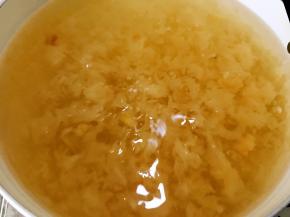 炖煮到雪耳糖汁浓稠