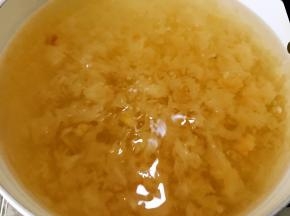 炖煮到雪耳糖汁浓稠