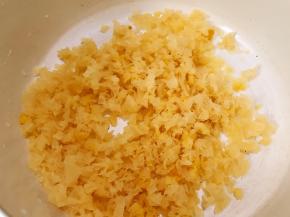 泡发好的雪耳用刀剁碎，剁的越碎越好出胶