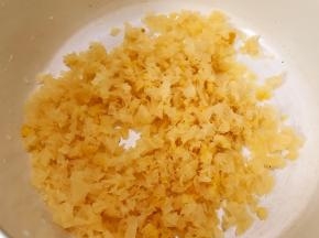 泡发好的雪耳用刀剁碎，剁的越碎越好出胶