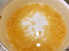 锅里一次性加入足量的水，放入剁碎的雪耳