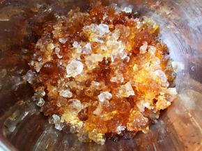 泡发好的桃胶去除干净杂质