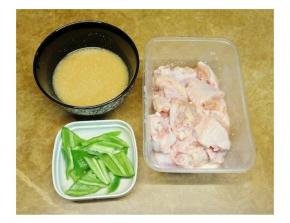 鸡翅对半斩开洗净，加入盐、糖、料酒、生粉腌20分钟；腐乳碾碎，加入腐乳汁、糖和半小碗水调成汁；青椒切块备用。