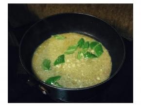 锅里倒剩少许底油，五成油温时加入青椒翻炒均匀，加入腐乳料汁烧开。