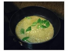 锅里倒剩少许底油，五成油温时加入青椒翻炒均匀，加入腐乳料汁烧开。