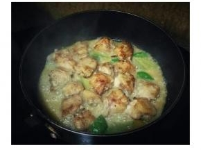 下入煎好的鸡块翻炒均匀收汁即可。