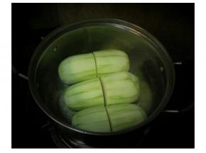 锅里放少许油、蒜盐爆香，再放入节瓜。