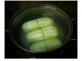 倒入水要没过节瓜。