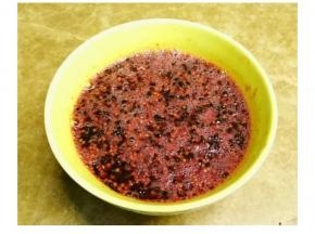 用手拧碎桑葚果肉，加100克水和糖放入微波炉中火1分钟