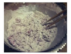 桑葚水果汁加热好后，慢慢加入糯米粉里，用筷子拌成粒状，粉成粒状后会剩下半碗果汁的。