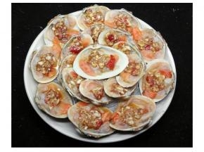 蒜蓉、剁椒酱、油拌匀放入北极贝里