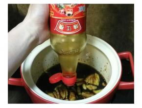 锅里放油，油热后放入姜炒至干身，倒入珠江桥牌甜醋（不用加糖）和少许盐大火煮开后转小火煮10分钟让姜出味。