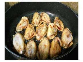 锅里放油，鸡翅两边煎至金黄色后倒入刚腌鸡翅的汁入锅（可加入少许水）盖盖子中火焖5分钟即可