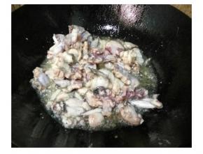 锅里放油，放入田鸡炒至变色后捞出备用