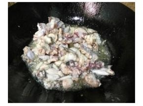 锅里放油，放入田鸡炒至变色后捞出备用