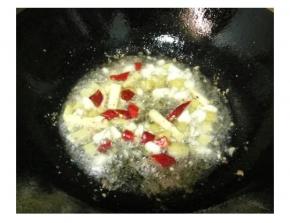 锅中留少许底油爆香姜蒜泡椒 