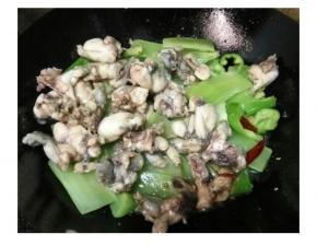 再放入田鸡翻炒均匀 ，加点料酒炒匀