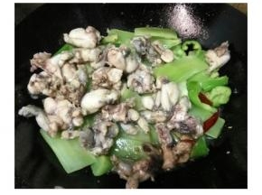 再放入田鸡翻炒均匀 ，加点料酒炒匀