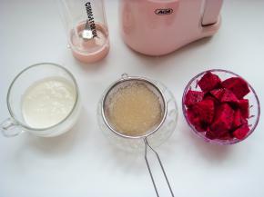 煮好的西米控干水分，火龙果切块。