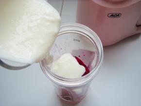 火龙果放入料理杯中加入酸奶。